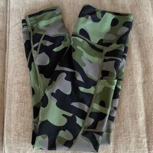 Camo Zyia leggings size 6-8, GUC